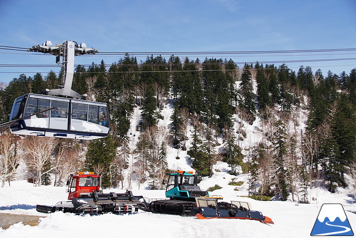 大雪山旭岳ロープウェイスキー場 残雪の北海道最高峰に今季最後のシュプールを…。